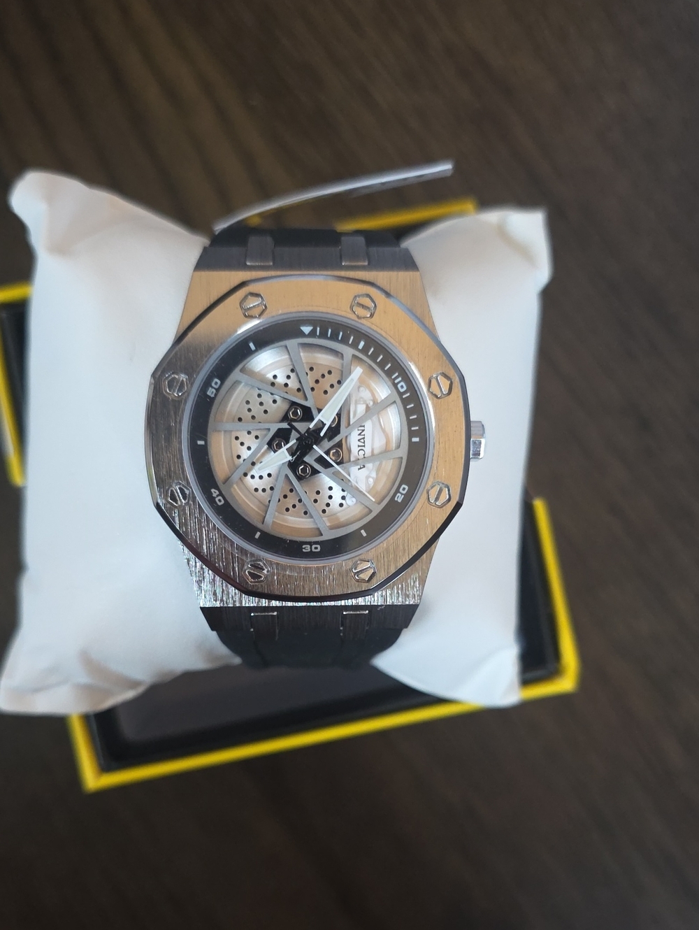 574. Invicta Speedway Rim 70038 L 42mm men's sports watch